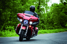 Load image into Gallery viewer, Kuryakyn Smooth Windshield Trim 14-Up Touring Chrome - Powersports Haven